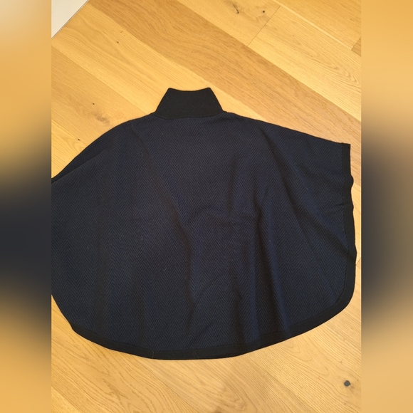 Poncho - Picture 3 of 3